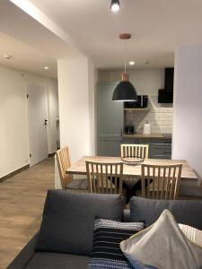 een woonkamer en een keuken met een tafel en stoelen bij Willa Mała Czarna in Wisła