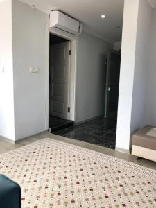 Una cama o camas en una habitación de Senturkler Suite