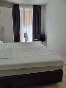 duże łóżko w sypialni z oknem w obiekcie Aldi 2 w Puli
