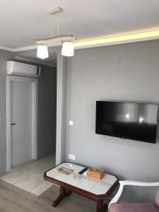 Una televisión o centro de entretenimiento en Senturkler Suite