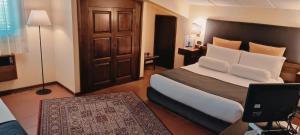 Postel nebo postele na pokoji v ubytování Corsaro Etna Hotel&SPA