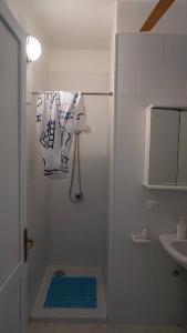 La salle de bains est pourvue d'une douche, d'une serviette et d'un lavabo. dans l'établissement 73059, à Ugento