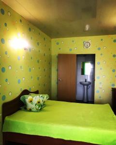 En eller flere senger på et rom på Guest House Mamin Dvorik
