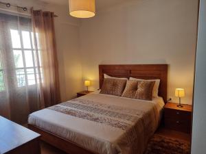 - une chambre avec un lit, deux lampes et une fenêtre dans l'établissement Alojamento Casa da Eira, à Gerês