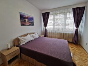 Un pat sau paturi într-o cameră la Apartament Carla-Maria