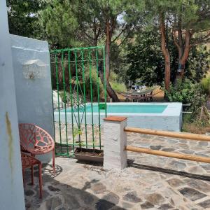 Bazén v ubytování Alpujarra Guesthouse, remote off-grid mountain accommodation nebo v jeho okolí