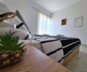 Łóżko lub łóżka w pokoju w obiekcie Apartments Ana Medulin
