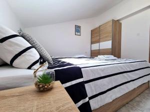 Łóżko lub łóżka w pokoju w obiekcie Apartments Ana Medulin