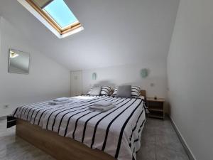 Łóżko lub łóżka w pokoju w obiekcie Apartments Ana Medulin