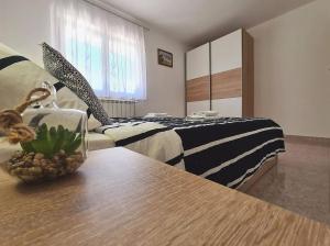 Łóżko lub łóżka w pokoju w obiekcie Apartments Ana Medulin