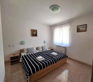 Łóżko lub łóżka w pokoju w obiekcie Apartments Ana Medulin
