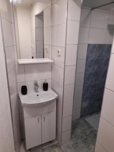 Kylpyhuone majoituspaikassa BATO Rooms