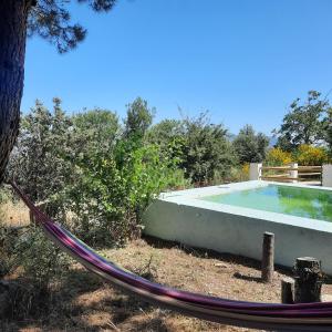 Swimming pool sa o malapit sa Alpujarra Guesthouse, habitaciones en un cortijo sostenible y aislado en medio de la nada en parque natural Sierra Nevada a 1150 metros altitud