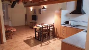 Kuchyň nebo kuchyňský kout v ubytování Apartaments Beta