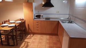 Kuchyň nebo kuchyňský kout v ubytování Apartaments Beta
