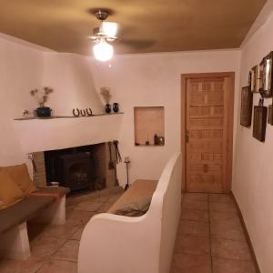 Posezení v ubytování Alpujarra Guesthouse, remote off-grid mountain accommodation