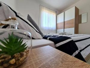 Łóżko lub łóżka w pokoju w obiekcie Apartments Ana Medulin