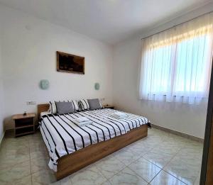 Łóżko lub łóżka w pokoju w obiekcie Apartments Ana Medulin