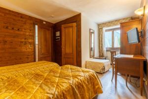 Posteľ alebo postele v izbe v ubytovaní Hotel Des Alpes
