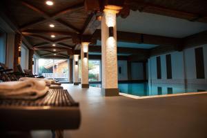 Bazén v ubytování Hotel Lamm Baiersbronn Mitteltal nebo v jeho okolí