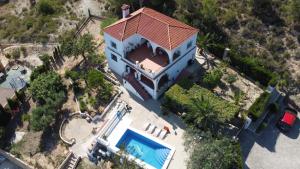 una vista aérea de una casa con piscina en Casa Loro Loco B&B en Pedralba