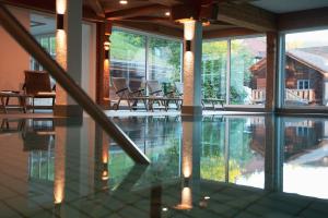 Bazén v ubytování Hotel Lamm Baiersbronn Mitteltal nebo v jeho okolí