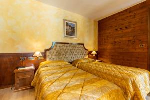 Posteľ alebo postele v izbe v ubytovaní Hotel Des Alpes