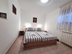 Łóżko lub łóżka w pokoju w obiekcie Apartments Ana Medulin