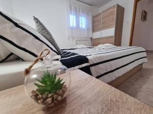 Łóżko lub łóżka w pokoju w obiekcie Apartments Ana Medulin