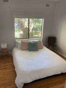 Beach Shack semi detached, 2 Min Walk to Beach-Lilly Pilly客房内的一张或多张床位