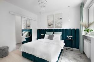 Una cama o camas en una habitación de Elite Apartments przy plaży w Brzeźnie