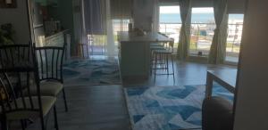 uma cozinha com mesa e cadeiras e um balcão em Apartment Siracuza Mamaia Nord em Mamaia