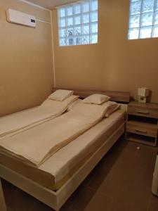 Un pat sau paturi într-o cameră la Mecsek apartman