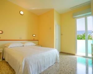 A bed or beds in a room at Hotel Mondial