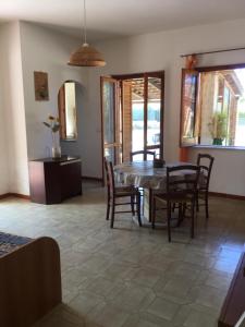 comedor con mesa y sillas en Beach Apartment 3 Only 75 M to beach, en Santa María