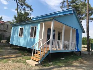 una casita azul con porche y escaleras en Cottage Ani in grigoleti, en Grigoleti