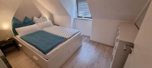 Postel nebo postele na pokoji v ubytování Süße kleine Ferienwohnung