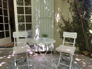 two chairs and a table and a table and chairs at The Garden Room in Villamblard