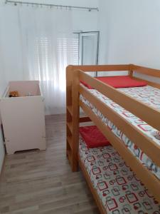 Zimmer mit 2 Etagenbetten und einem Kühlschrank in der Unterkunft Apartment Vuk i Novak in Ulcinj