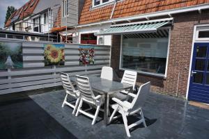 een tafel en stoelen op een patio naast een gebouw bij Stadswoning voor jonge gezinnen en senioren in Enkhuizen