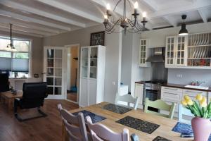 a kitchen and dining room with a table and chairs at Stadswoning voor jonge gezinnen en senioren in Enkhuizen