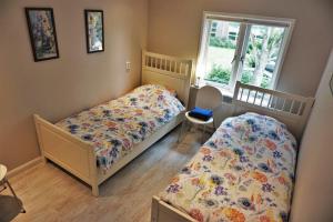 a bedroom with two beds and a window at Stadswoning voor jonge gezinnen en senioren in Enkhuizen