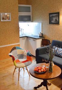 Una sala de estar con una mesa y una cocina. en Always Welcome, en Tiflis