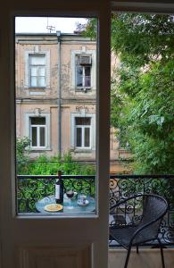 desde una ventana de una mesa con una botella de vino en Always Welcome, en Tiflis
