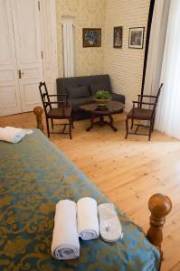 una sala de estar con una cama y un sofá en Always Welcome, en Tiflis