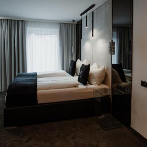 Łóżko lub łóżka w pokoju w obiekcie The Place Boutique & Design Hotel Flachau