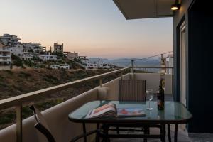 Balkón nebo terasa v ubytování CHROMA Lodge Rafina