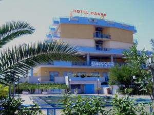 un hotel di fronte a un edificio di Dakar Hotel Vasto a Vasto