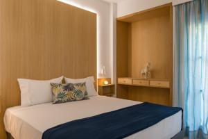 Postel nebo postele na pokoji v ubytování CHROMA Lodge Rafina