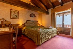 Posteľ alebo postele v izbe v ubytovaní Hotel Des Alpes